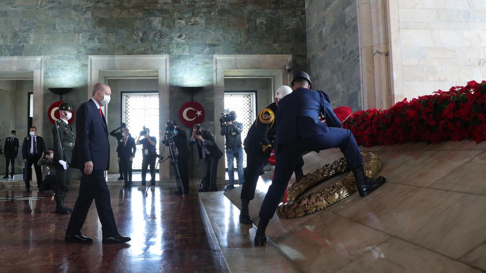 بدأ الرئيس التركي مراسم زيارته لضريح أتاتورك بوضع إكليل من الزهور عليه