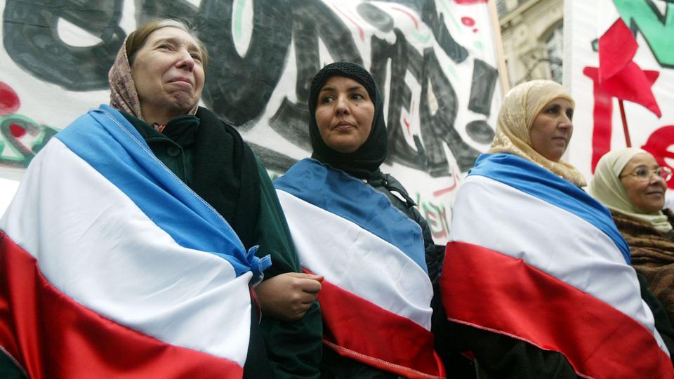 فرنسا من أكبر الدول الأوروبية من حيث حجم الجالية المسلمة، غير أنهم يعانون عنصرية وإقصاء بسبب خياراتهم الدينية