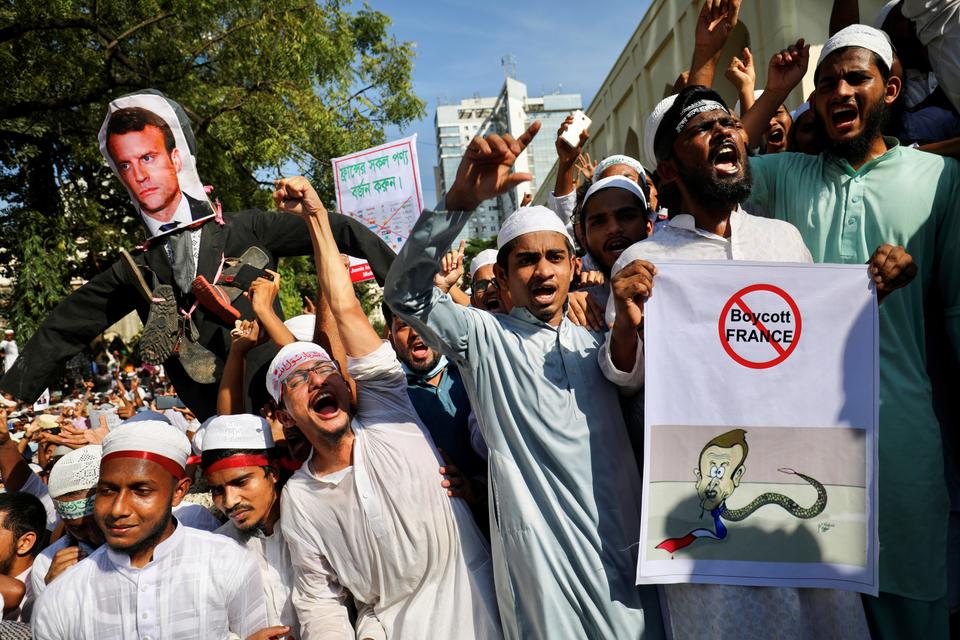 تظاهر آلاف المسلمين في بنغلاديش معبرين عن غضبهم من الإساءة للإسلام في فرنسا