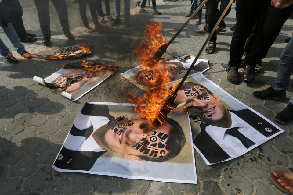 أحرق آلاف المتظاهرين الفلسطينين بإحدى مظاهرات الضفة علم فرنسا ومجسماً لماكرون