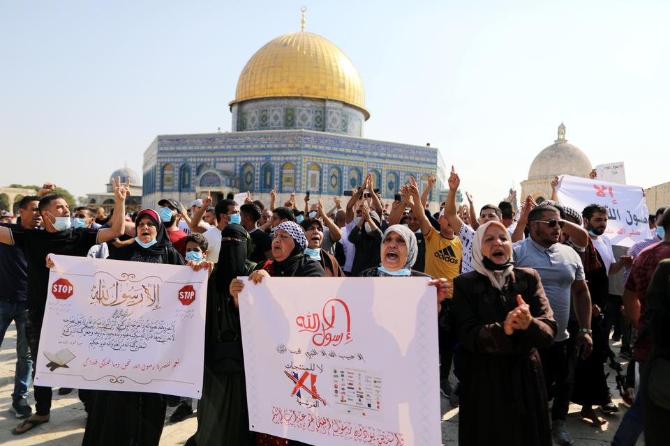 شارك آلاف الفلسطينيين في مظاهرات بالضفة الغربية المحتلة نصرة للنبي محمد وتنديداً بالإساءة الفرنسية للإسلام