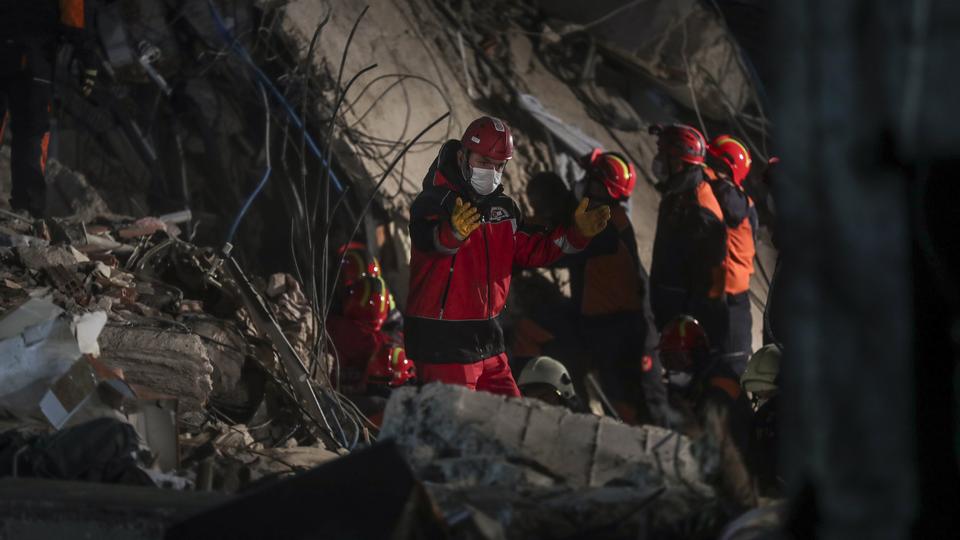 استمرار عمليات البحث والإنقاذ في 9 أبنية من أصل 17 تضررت جراء زلزال إزمير 