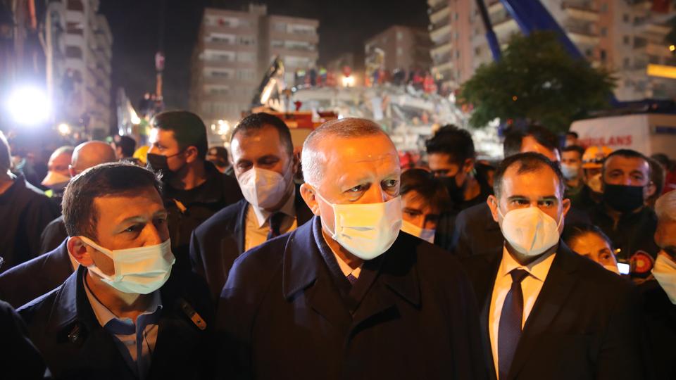 الرئيس التركي يتفقد سير أعمال البحث والانقاذ في إزمير بعد يوم من تعرضها لزلزال