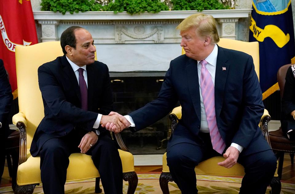 الرئيس الأمريكي دونالد ترمب والرئيس المصري عبدالفتاح السيسي خلال اجتماع في البيت الأبيض
