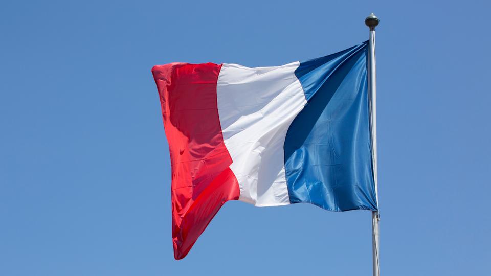 السفارة الفرنسية في الإمارات تدعو رعاياها إلى توخي أقصى درجات الحذر