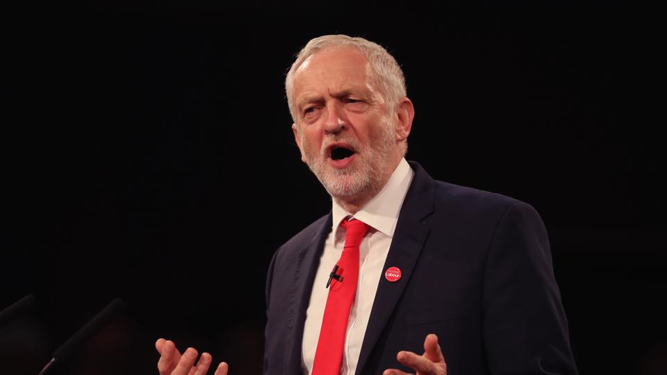 وقف حزب العمال البريطاني المعارض زعيمه السابق جيريمي كوربين