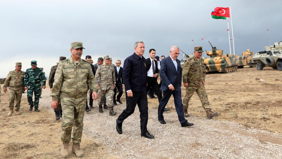 وزير الدفاع التركي خلوصي أقار خلال زيارة سابقة لأذربيجان شملت إجراء مناورات عسكرية