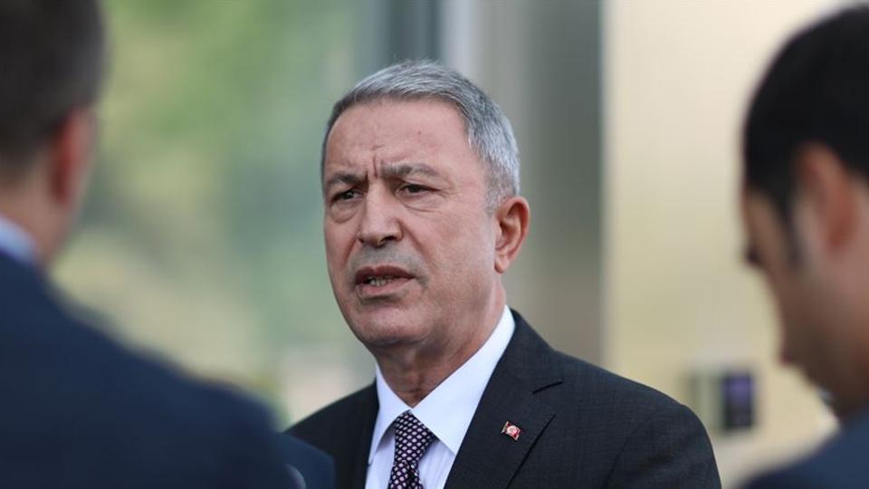 وزير الدفاع التركي يعلن استعداد القوات البرية للذهاب إلى أذربيجان