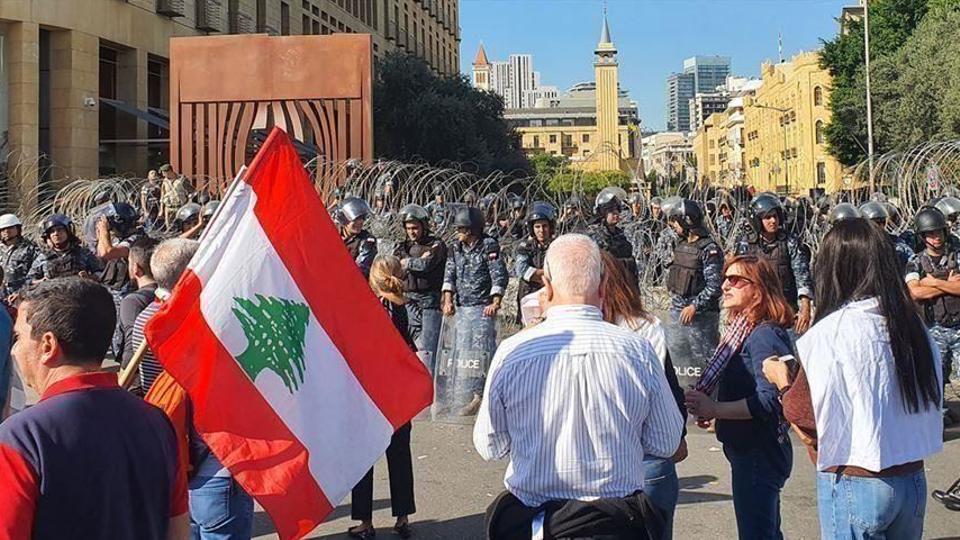 مئات اللبنانيين يعتصمون أمام عدد من المؤسسات المصرفية تنديداً بسياسات البنوك في التعامل مع الأزمة المالية في البلاد