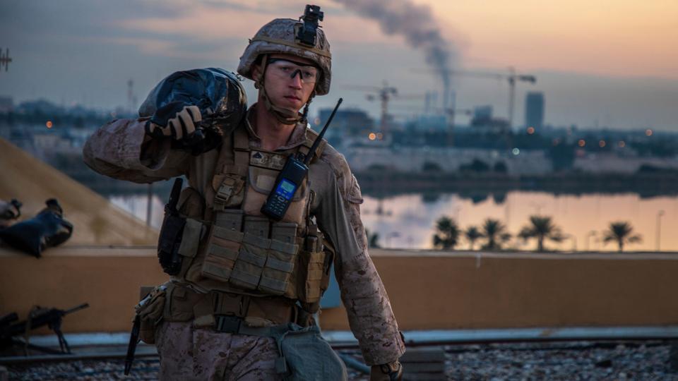 يحمل جندي من مشاة البحرية الأمريكية مع الكتيبة الثانية ، مشاة البحرية السابعة ضمن قوة الرد السريع ، كيس رمل أثناء تعزيز مجمع السفارة الأمريكية في بغداد. العراق ، 4 كانون الثاني (يناير) 2020.