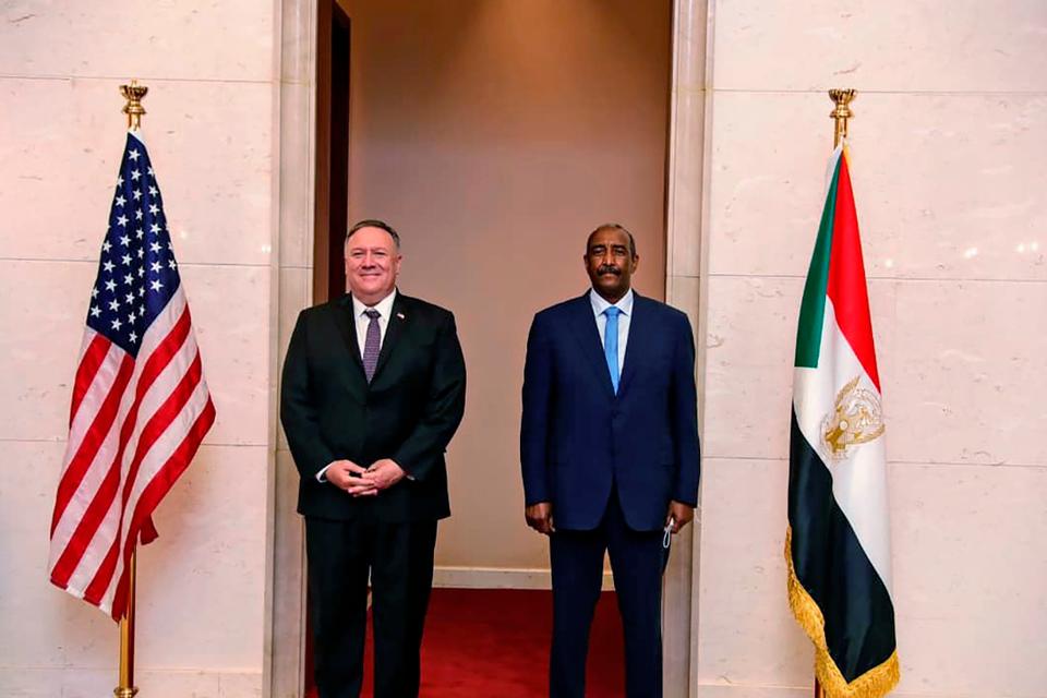 يقف وزير الخارجية الأمريكي مايك بومبيو مع الجنرال السوداني عبد الفتاح برهان ، رئيس المجلس السيادي الحاكم ، في الخرطوم ، هذا وقد طبع السودان مؤخرا علاقاته مع إسرائيل
