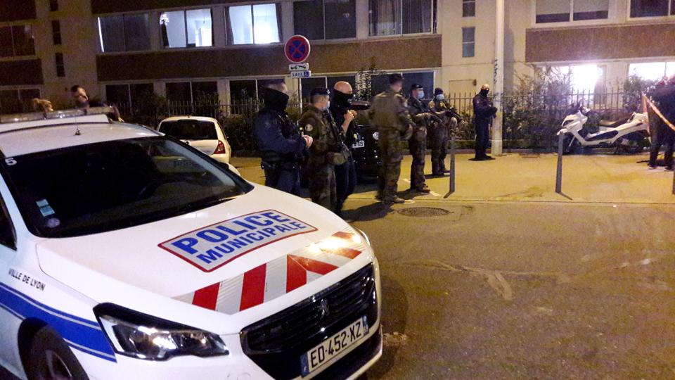 الشرطة الفرنسية في موقع حادث الاعتداء على القس بمدينة ليون 