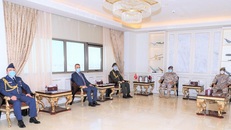 رئيس الأركان القطري يستقبل المسؤول العسكري التركي بالدوحة بوراق شتين لبحث العلاقات العسكرية بين الجانبين 