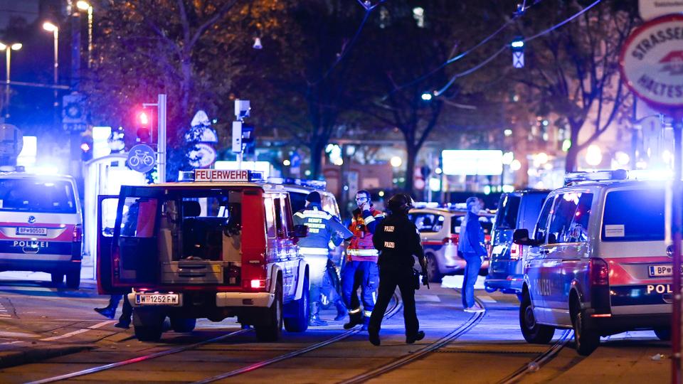 شهدت فيينا مساء الاثنين، هجوماً مسلحاً أسفر عن مقتل 5 أشخاص بينهم منفذ الهجوم وإصابة 17 آخرين