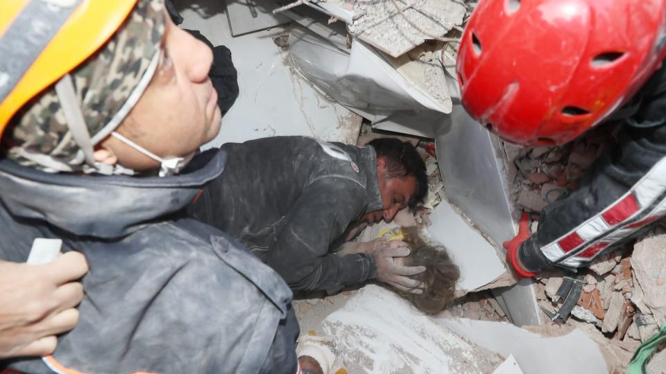 تُعتبر الطفلة آيدا الشخص رقم 107 الذي يُنقَذ من تحت أنقاض المباني المدمَّرة جراء زلزال إزمير