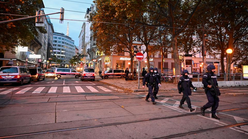 وزارة الداخلية النمساوية تعلن مقتل 4 أشخاص جرّاء الهجوم الذي شهدته فيينا بالإضافة إلى أحد منفّذي الهجوم