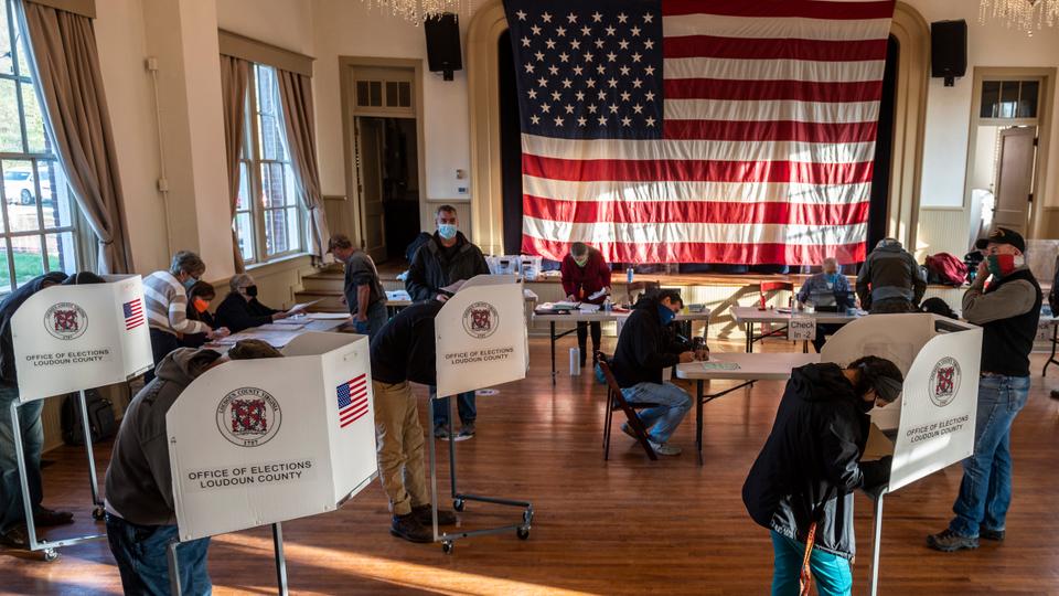 بدء التصويت في الانتخابات الأمريكية الرئاسية بين ترمب ومنافسه الديمقراطي بايدن وسط أجواء مشحونة