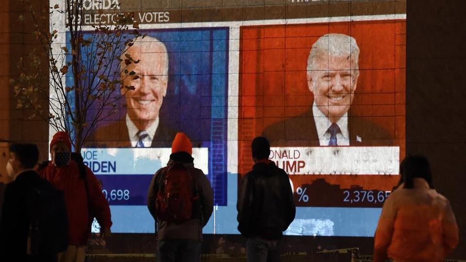 ارتفع عدد أصوات المرشح الرئاسي جو بايدن في المجمع الانتخابي إلى 248 مقابل 214 لمنافسه الجمهوري دونالد ترمب