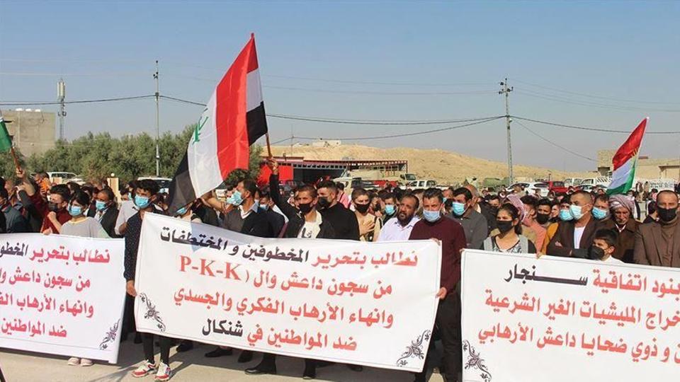 عشرات النازحين يتظاهرون في محافظة دهوك شمالي العراق للمطالبة بتحرير المختطَفين والمختطَفات وإعادتهم إلى ديارهم