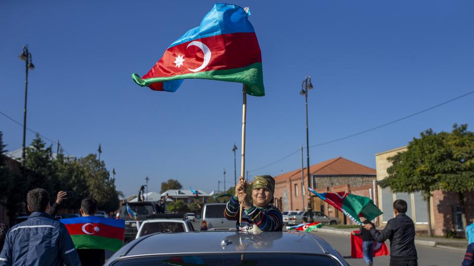 أذربيجان تحتفل بيوم العلم وتحرير بعض المدن في إقليم قره باغ المحتل 