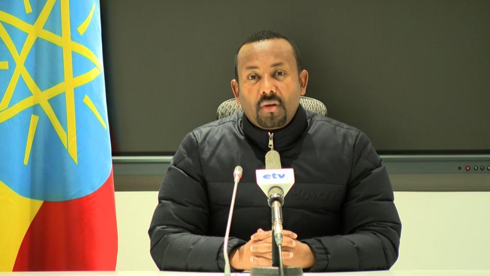 آبي أحمد أقال عدداً من القادة والمسؤولين بينهم قائد الجيش الإثيوبي