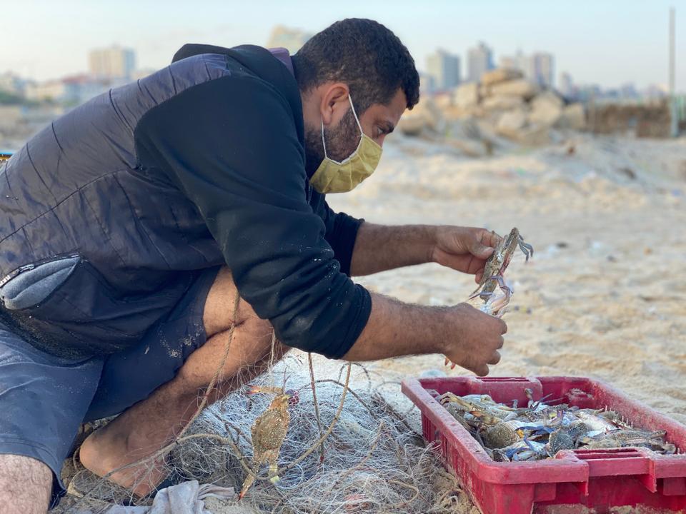 مع الساعة الرابعة فجراً يسحب الصياد حسن زيدان شباك الصيد التي نصبها قبل يوم من أجل البدء في رحلة عمله اليومية