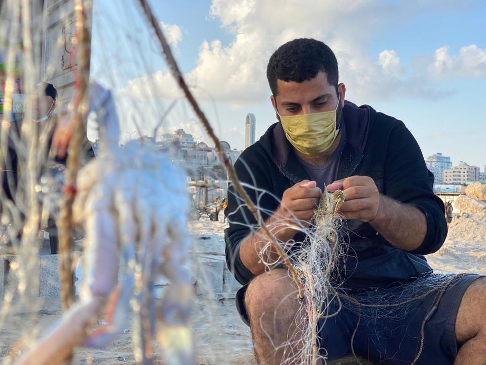 يُعتبر صيد السلطعونات مهنة لمئات الصيادين والأشخاص العاطلين عن العمل،فهو يشكل مصدر دخل لهم ولعائلاتهم
