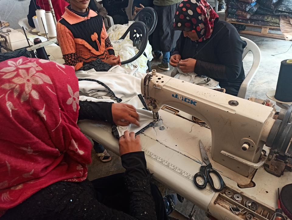 نساء إدلب يتعلمن مهنة الخياطة لعول أسرهن