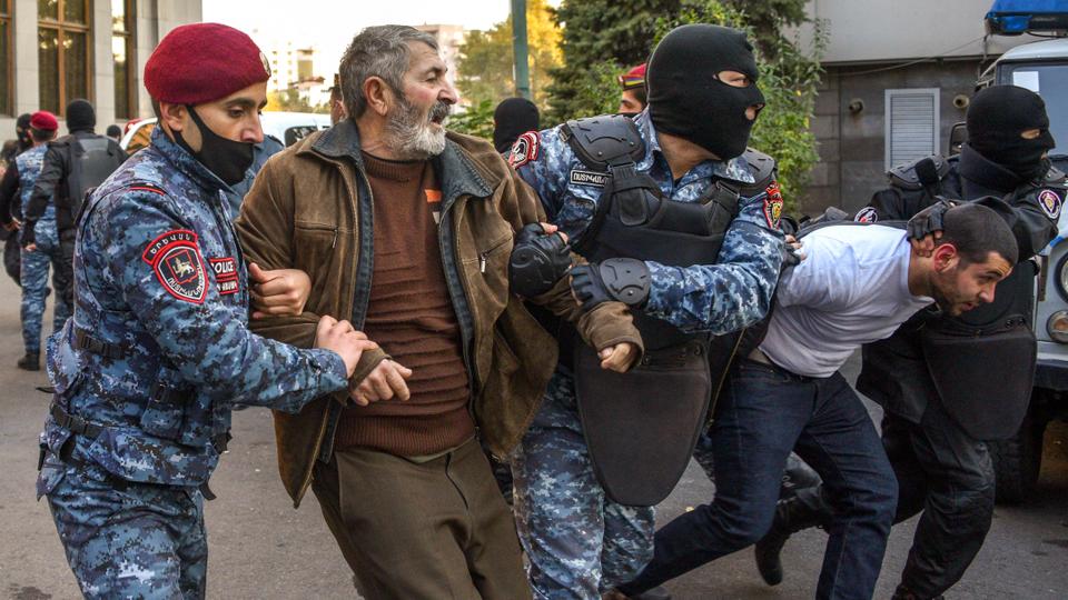 الشرطة الأرمينية تقمع مظاهر احتجاجية ضد الاتفاق في 