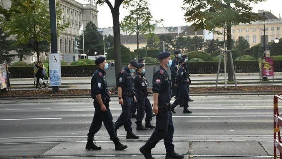 مداهمات الشرطة النمساوية عشرات المنازل على خلفية توقيف 30 مسلماً تثير ردود فعل غاضبة