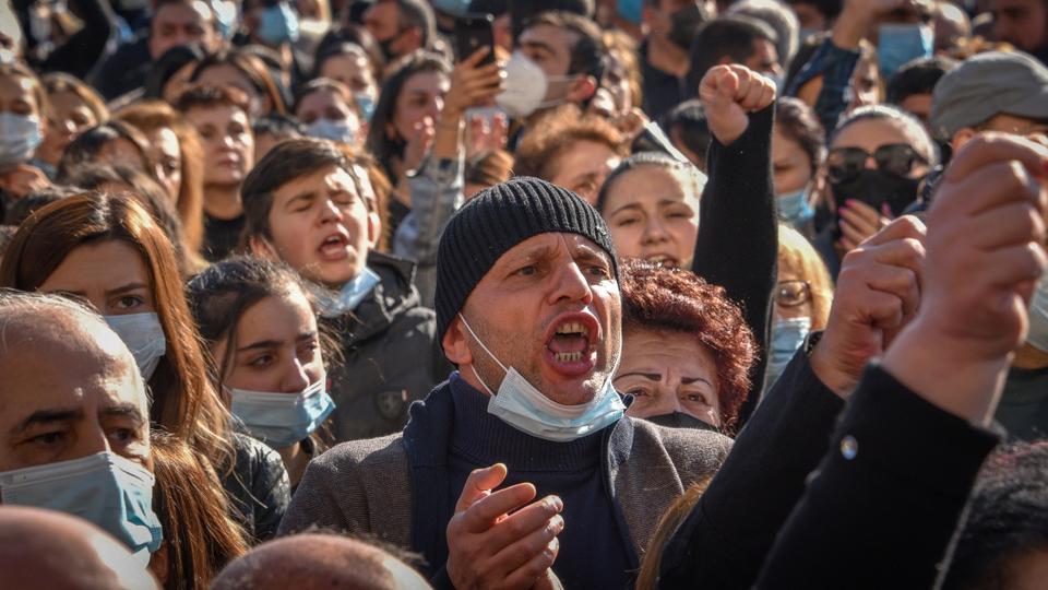 الهزيمة في قره باغ تشعل احتجاجات عنيفة في أرمينيا 