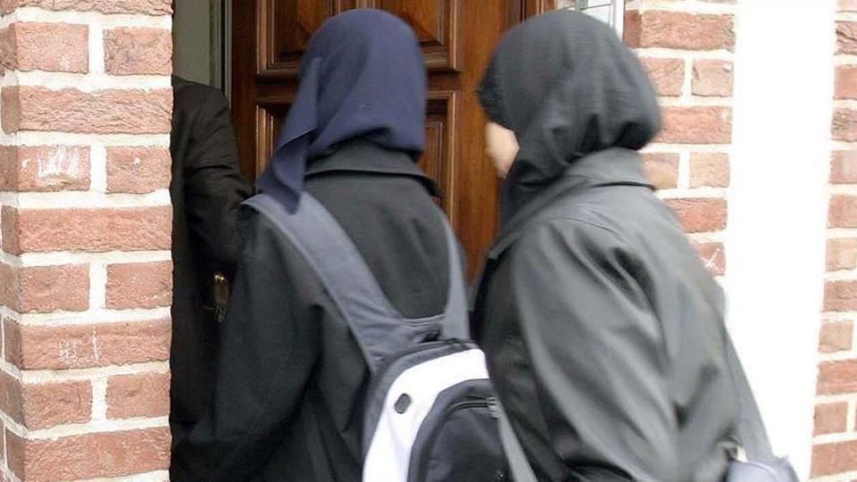 محكمة إدارية سويدية تلغي قرار حظر ارتداء الحجاب المفروض في المدارس من قبل بلدية سكوروب في ولاية اسكونه 