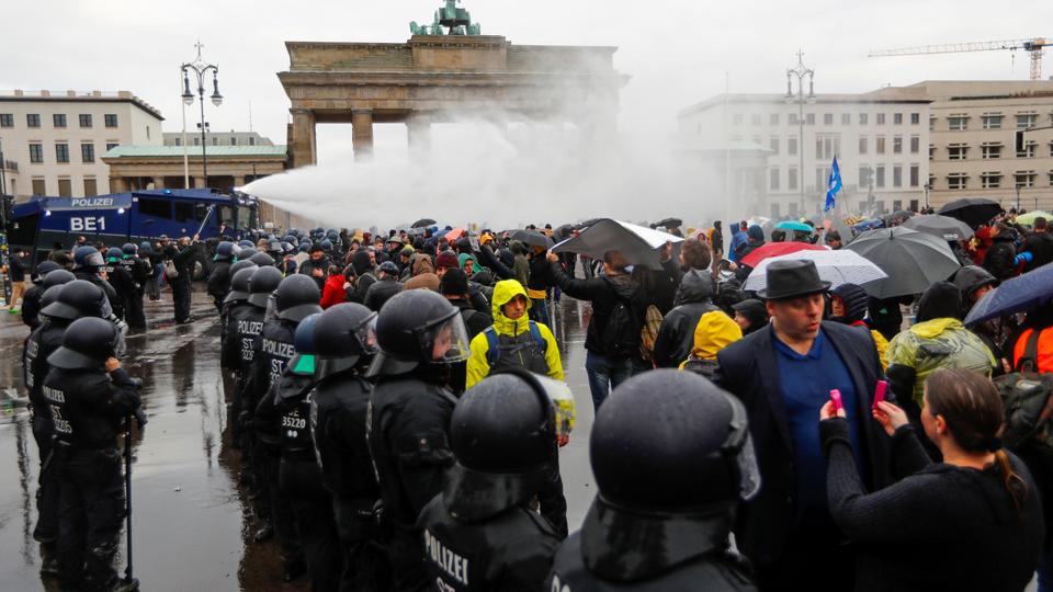 الشرطة الألمانية تطلق مدافع المياه لتفريق آلاف hgمحتجين hgغاضبين من خطط حكومية لفرض قيود للحد من انتشار كورونا