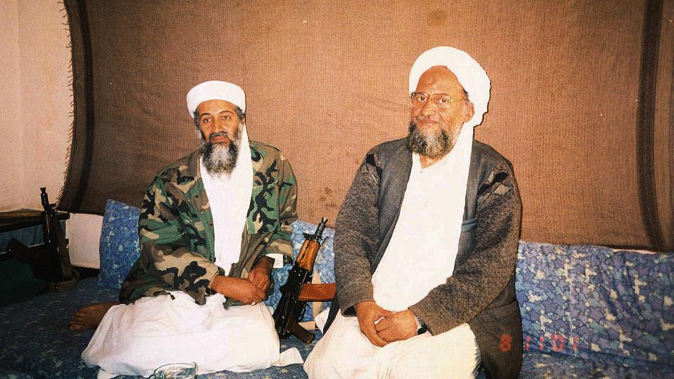 صورة تجمع أيمن الظواهري بمؤسس تنظيم القاعدة الإرهابي أسامة بن لادن 