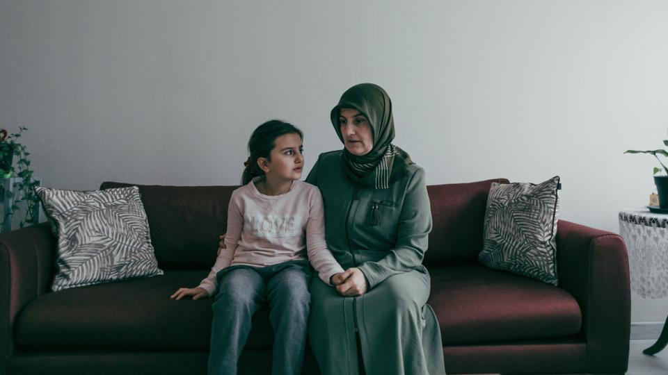 والدة الطفلة التركية أميرة يلدريم (10 سنوات) التي أوقفتها الشرطة الفرنسية بسبب رفض الرسوم المسيئة للنبي محمد 
