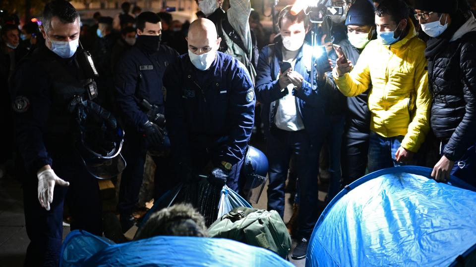 اعتبرت مفوَّضة حقوق الإنسان في المجلس الأوروبي طريقة تدخُّل الشرطة ضد اللاجئين في باريس 