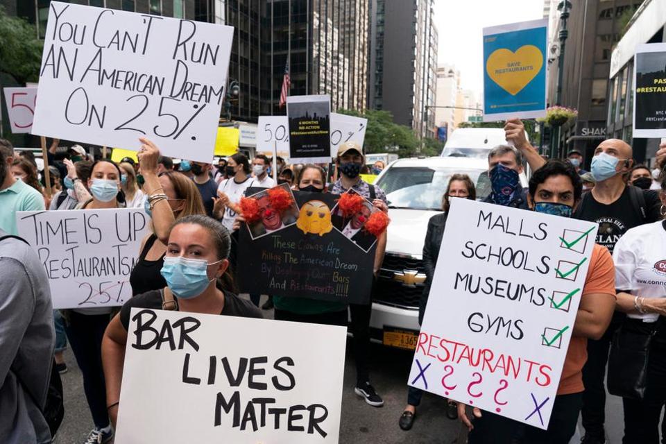 مجموعة من أصحاب المطاعم والعاملين يتظاهرون خارج المبنى الذي يضم مكتب حاكم نيويورك أندرو كومو ، 28 سبتمبر ، 2020 ، نيويورك