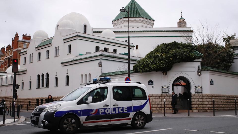 منذ وصول ماكرون إلى الحكم أغلقت فرنسا 43 مسجداً