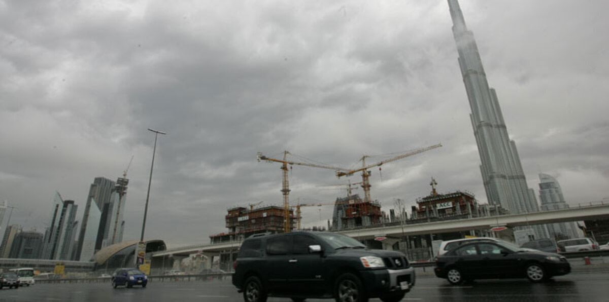 هـ ـربا من حـ ـر الصيف الإمارات تسـ ـتمطر السحـ ـب الحدث بدقيقة